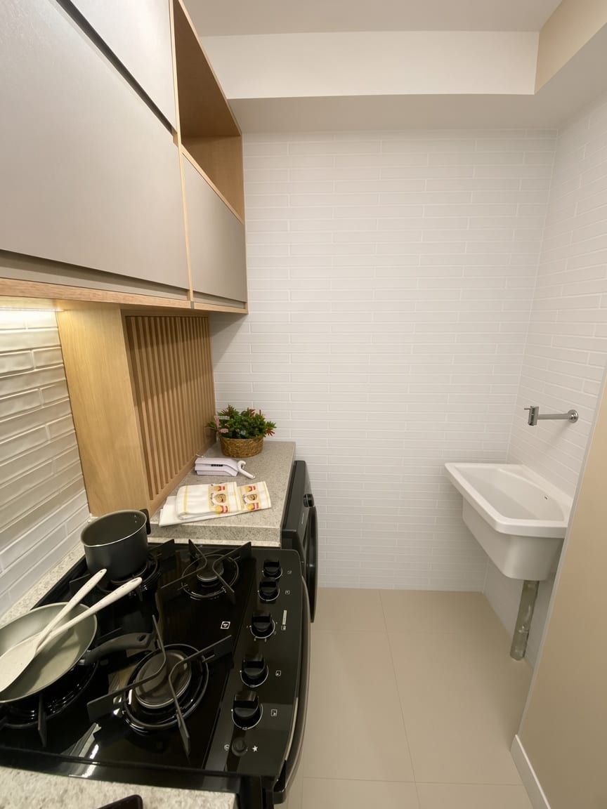 Área de serviço e cooktop do Smart Caminho das Árvores em Salvador